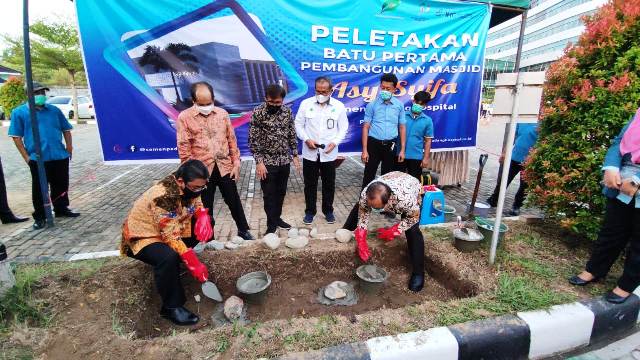 BANGUN MASJID- Komisaris Utama PT Semen Padang Mohammad Agus Samsudin (kanan bawah) dan Pembina Yayasan Semen Padang Yosviandri (kiri bawah) meletakkan batu pertama pembangunan Masjid Asy-Syifa di Semen Padang Hospital (SPH), Rabu (7/4/2021)